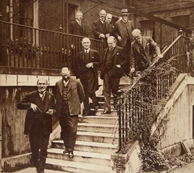Válságban a kormány: nemzeti kabinet alakítása V. György király kérésére (a Downing Street 10. szám alatti ház kertjében ábrázolva), 1931